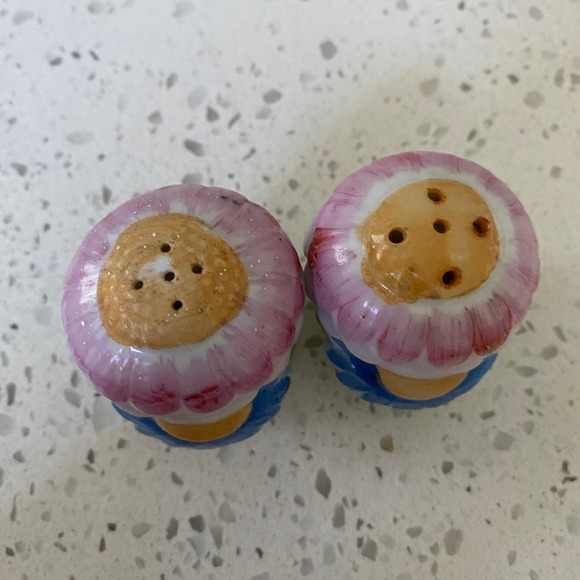 Vintage 40s Hand-Painted Flower Salt & Pepper Shakers Japan Ceramic Cottagecore - Picture 5 of 10